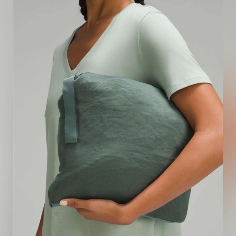 Lululemon Packable Jacquard Knit Wrap
Medium Forest / Dark Forest size xs/s NWT - Picture 6 of 9